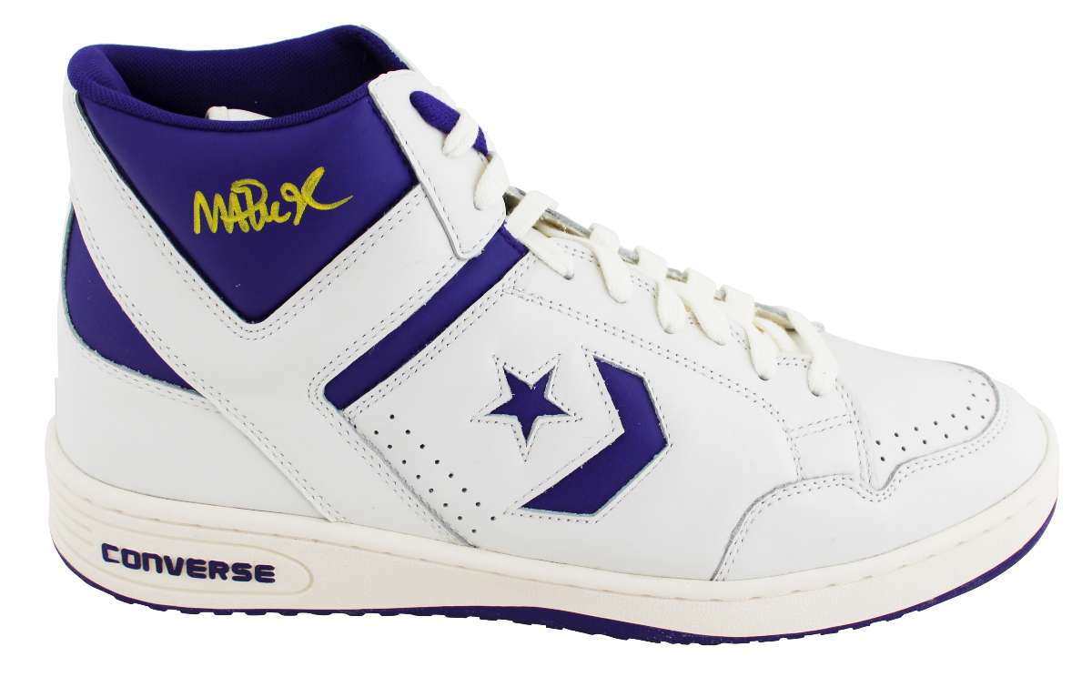 
Lakers Magic Johnson Signed Right P&W Converse Weapon Shoe W/ Case BAS Witness 3